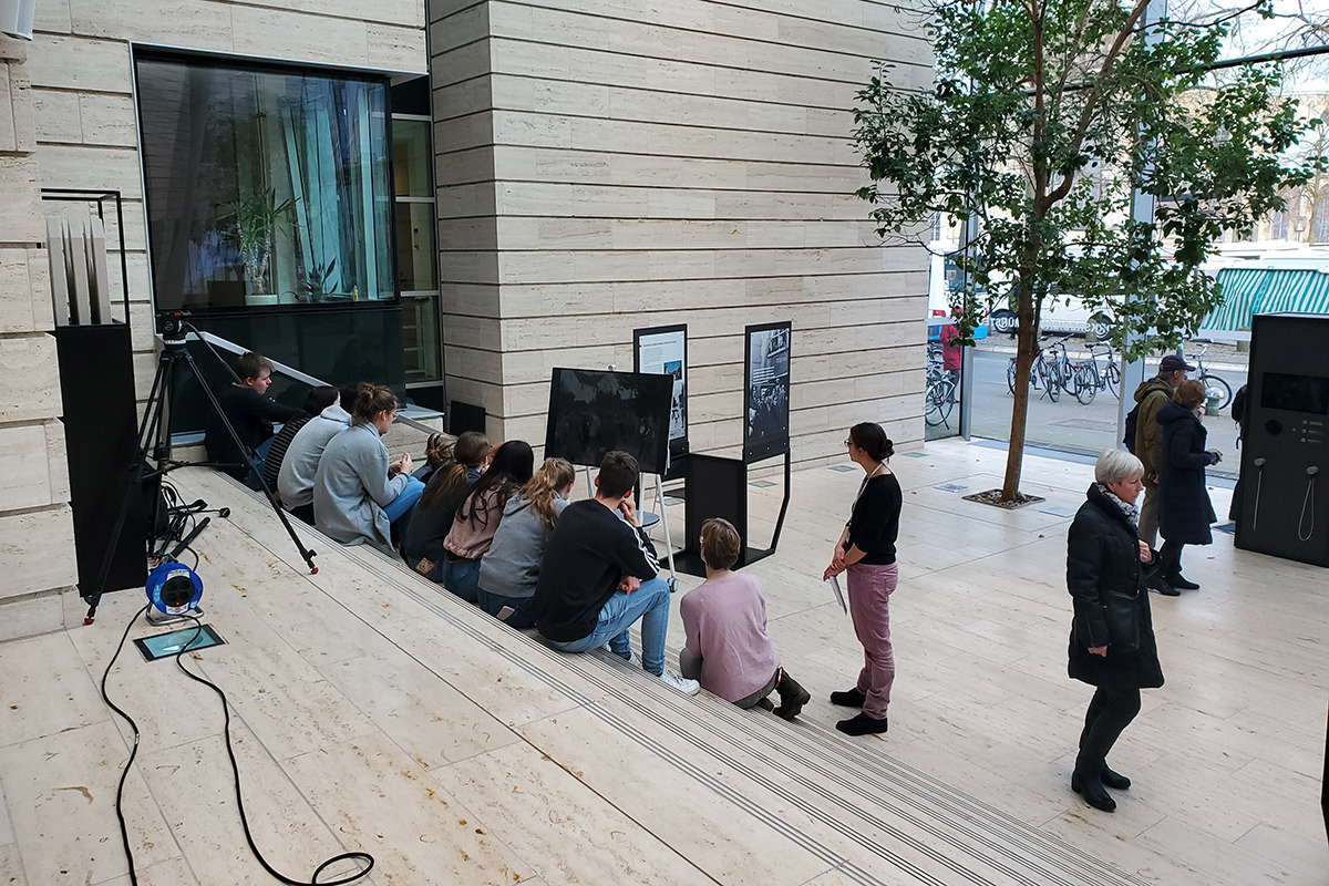 Besuchergruppe im Foyer Bezirksregierung Münster.