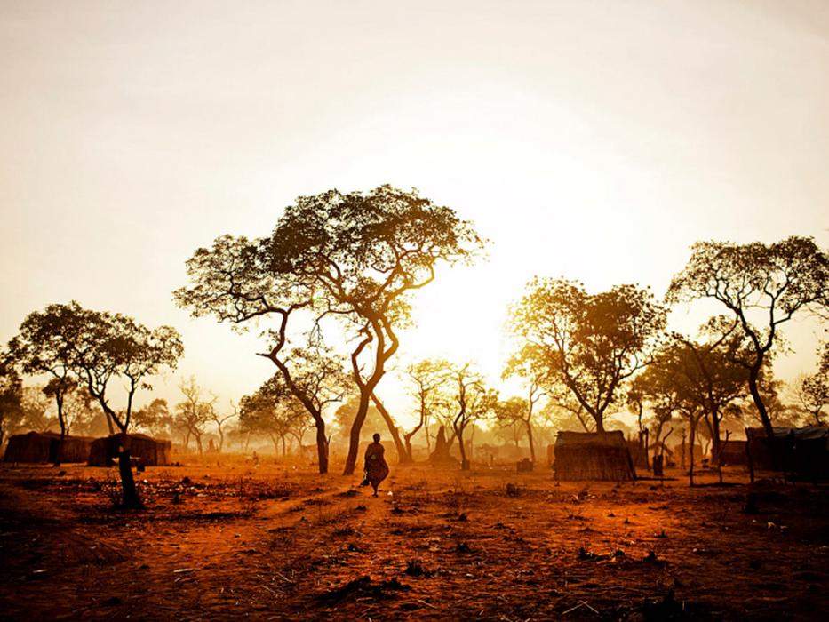 A female refugee from South Kordofan walks through the Yida refugee camp at dawn