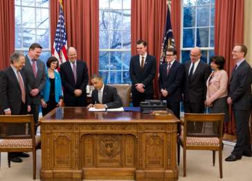 Mike Abramowitz represented the Museum’s Center for the Prevention of Genocide at the signing of legislation expanding the Rewards for Justice program.