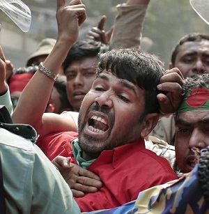 Protesters try to break through a
police barricade during a demonstration
against a strike called by the opposition
in Dhaka, Bangladesh, Monday,
Feb. 9, 2015.