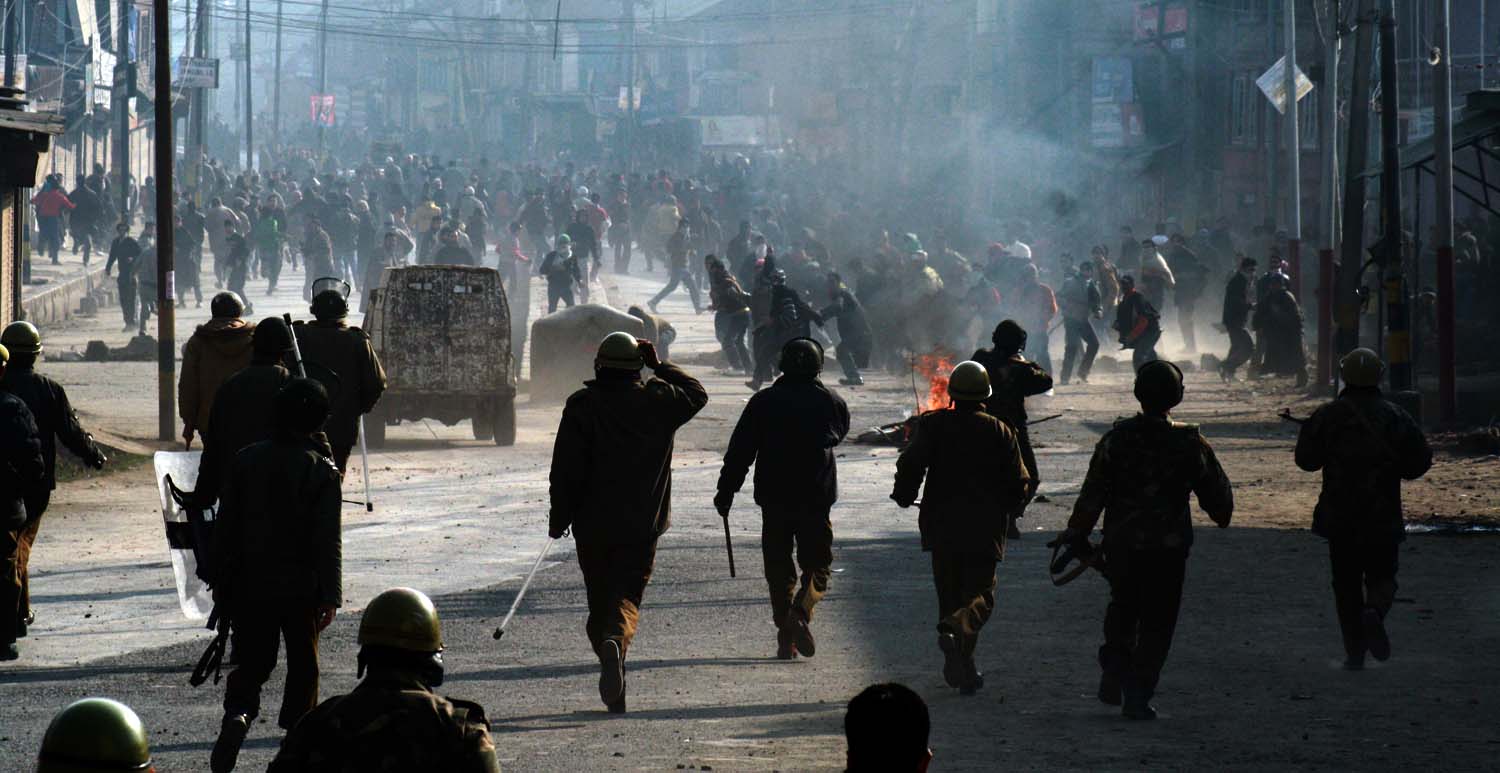 Protests between Indian forces & Kashmiri muslim protesters in Srinagar.