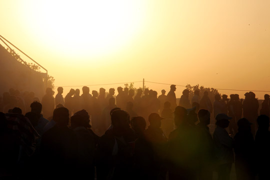 Refugees from Libya queue for food at Tunisia transit camp. UN Photo/OCHA/David Ohana